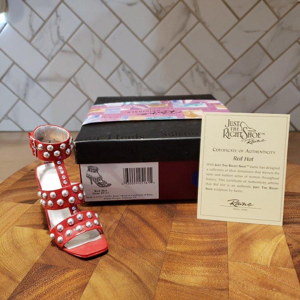 Just the Right Shoe, Red Hot, 25161, 2001 (retired 2003)